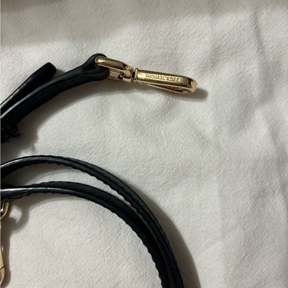 Michael Kors black leather hand bag with adjustable, detachable shoulder strap - Picture 2 of 8